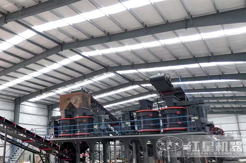 中型砂石廠使用復合式破碎機現(xiàn)場